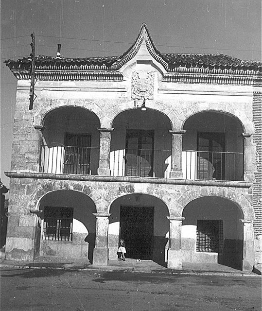 Ayuntamiento con niña