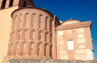 (Fig. 114). Exterior de la capilla del Carmen, adosada al ábside mudéjar de la iglesia de Santiago, en Alcazarén, Valladolid.