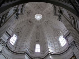 (Fig. 90.1). BORROMINI. Vista interior del templo de Sant'Ivo alla Sapienza (foto I. Sailko); compárese con la toma semejante de la V. de la Vega de la siguiente Fig. 90.2.
