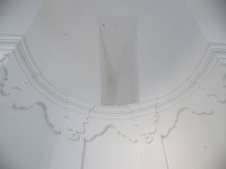 (Fig. 92.1). PONTONES. Vista interior de uno de los dinámicos ábsides que ornamentan el camarín, repleto de recursos decorativos, pertenecientes al barroco español.