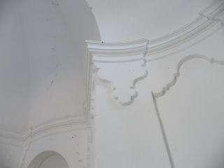 (Fig. 92.2). PONTONES. Pormenor de uno de los nichos cóncavos, decorado con paños cajeados de gusto mixtilíneo y placas recortadas que sustituyen a los capiteles.