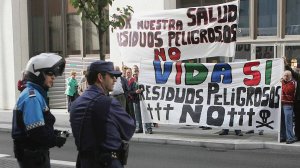 Pancartas frente a la Delegación Territorial de la Junta contra la instalación de la planta (foto H. Sastre)