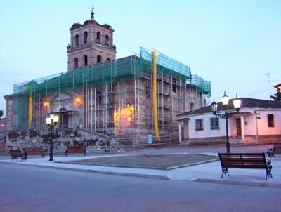 Iglesia de Santiago vallada por obras [enlace externo en otra ventana]