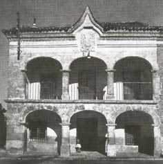 Ayuntamiento de Alcazarn en los aos 1930 [enlace externo en otra ventana]
