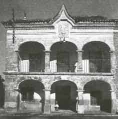 Ayuntamiento de Alcazar�n en los a�os 1930 [enlace externo en otra ventana]